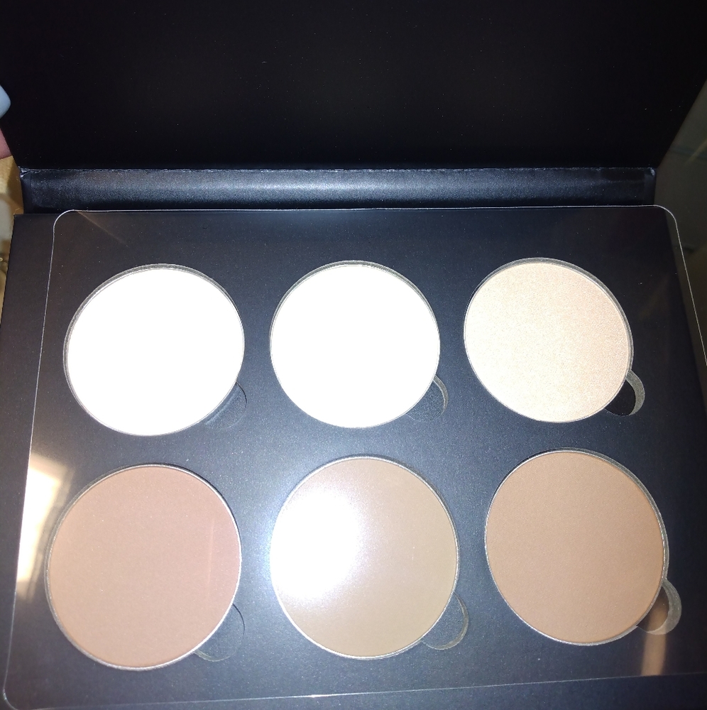 Sold **New Anastasia Beverly Hills Contour Powder Kit/ Light to Medium
